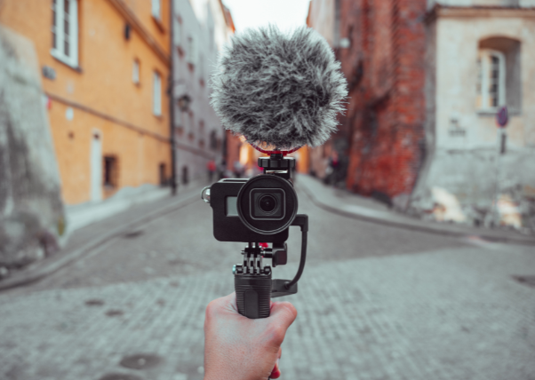 Content Marketing - snemanje vsebine. Na sliki je fotokamera in mikrofon. 