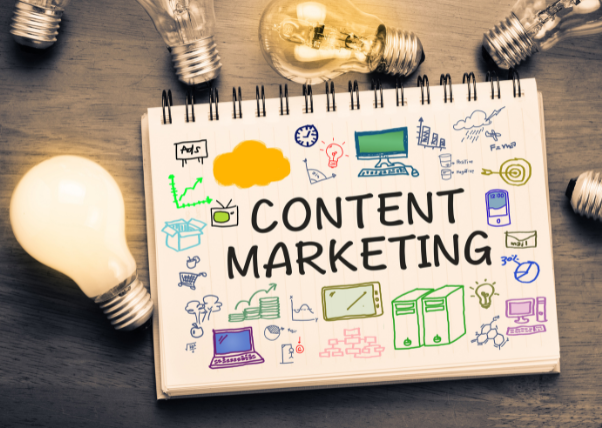 Napis v beležki content marketing ali vsebinski marketing. 