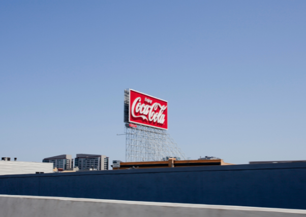 Gverilski marketing pano Coca Cola. 