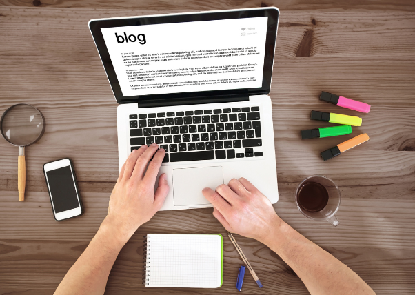 Pisanje bloga kako napisati blog post na računalniku. 